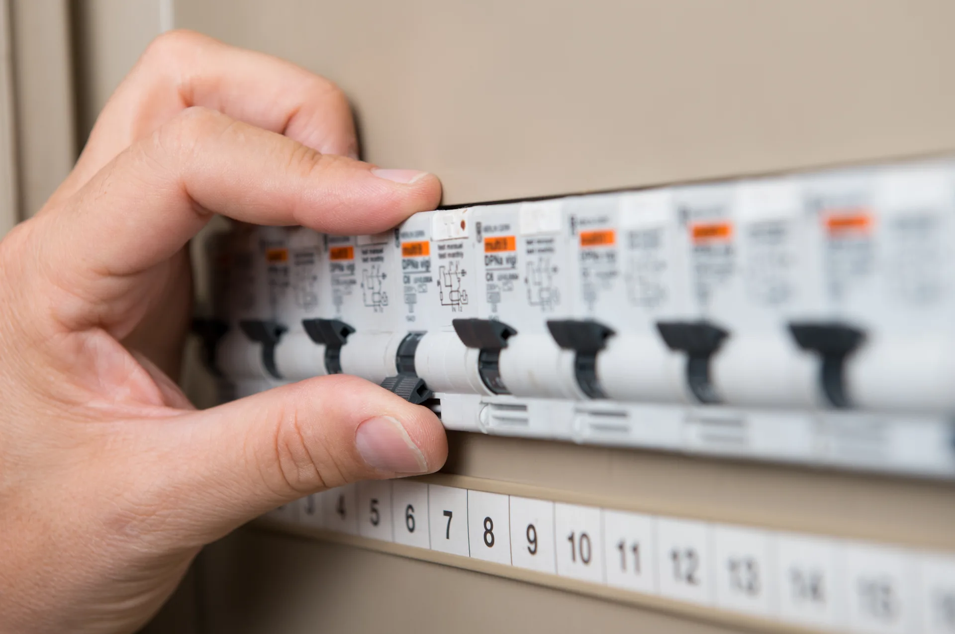 Electrician Tarro, licensed electricians serving Tarro